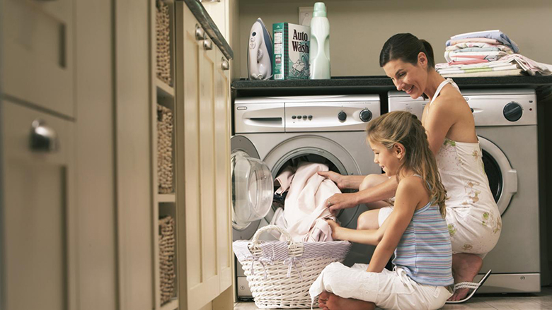 Có nên bỏ quần áo rất bẩn vào máy giặt không?